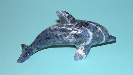 Delfin aus blauem Stein