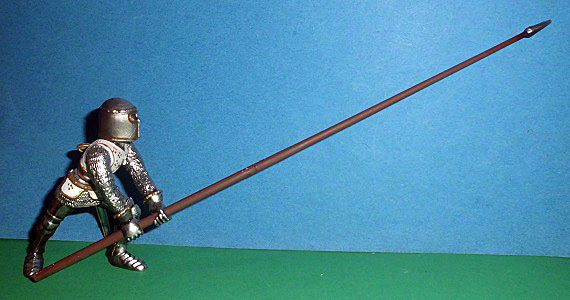 Ritter mit Axt weiss mit goldenem Kreuz